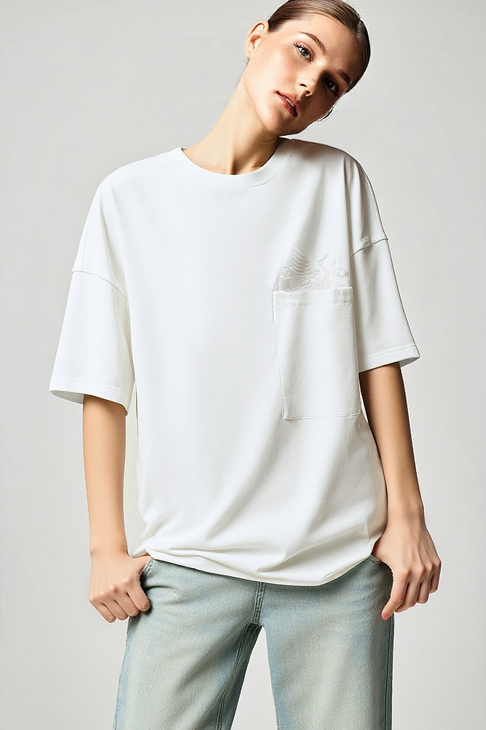 Satin Patch Pocket Embroidered T-Shirt|AMII