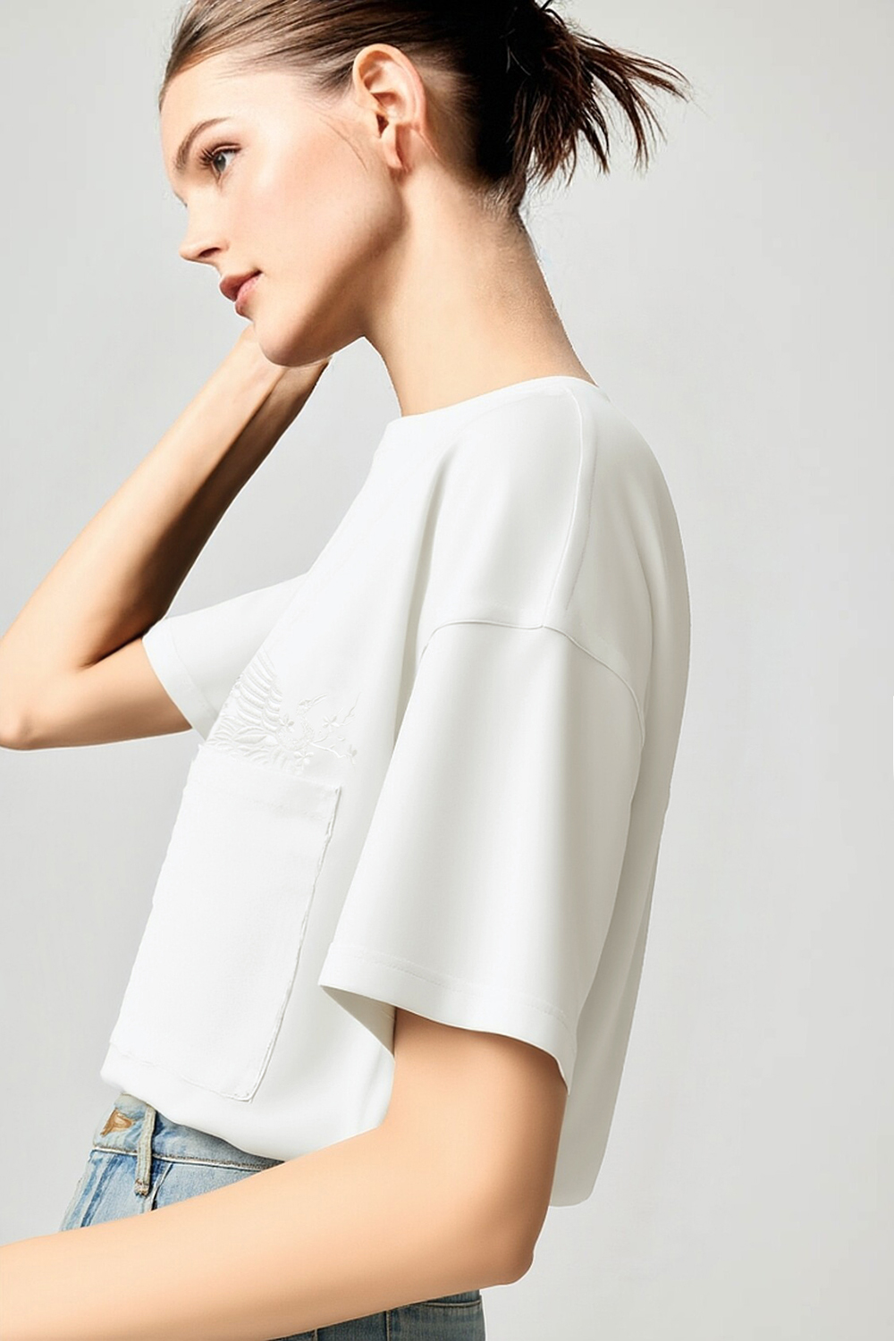 Satin Patch Pocket Embroidered T-Shirt|AMII