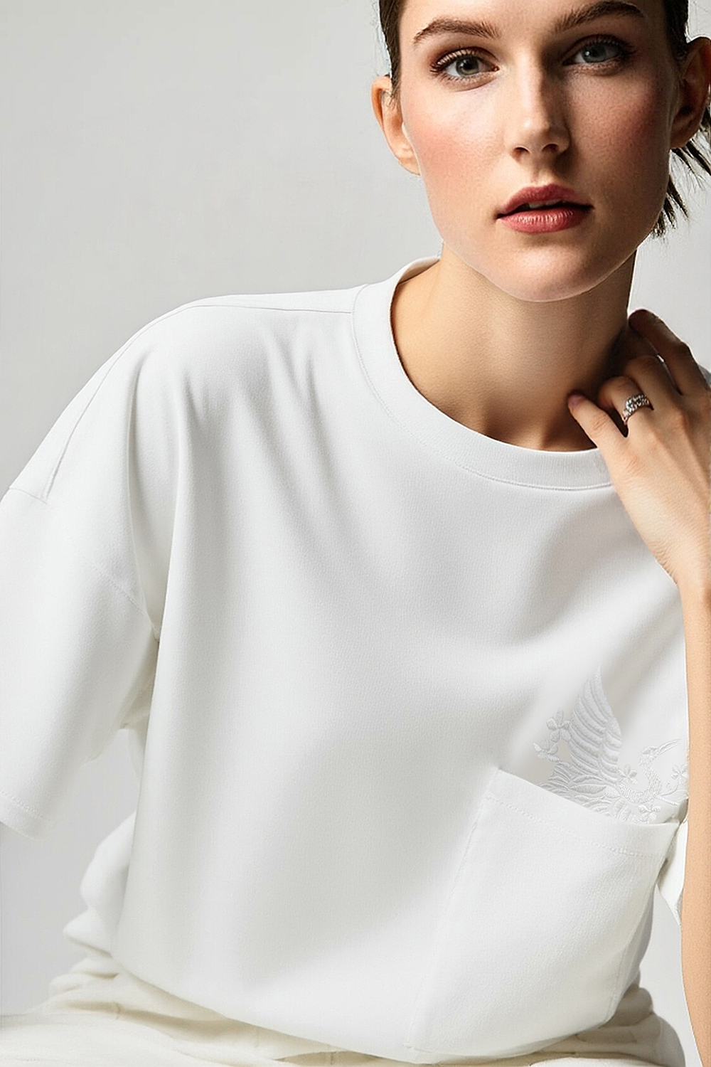Satin Patch Pocket Embroidered T-Shirt|AMII