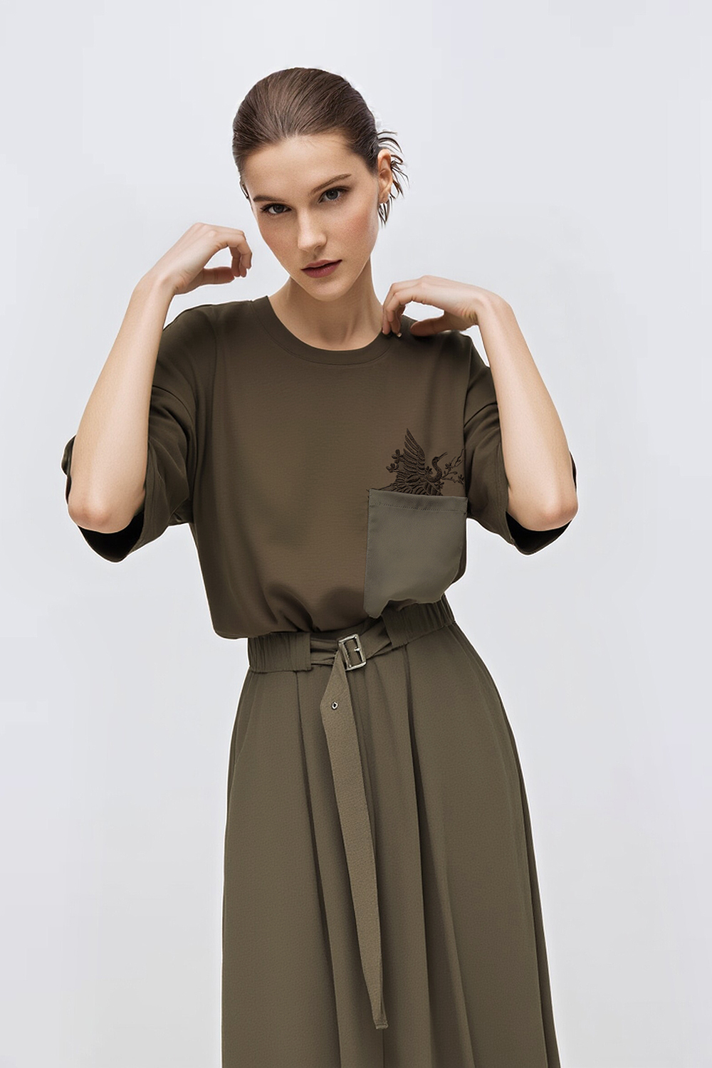 Satin Patch Pocket Embroidered T-Shirt|AMII