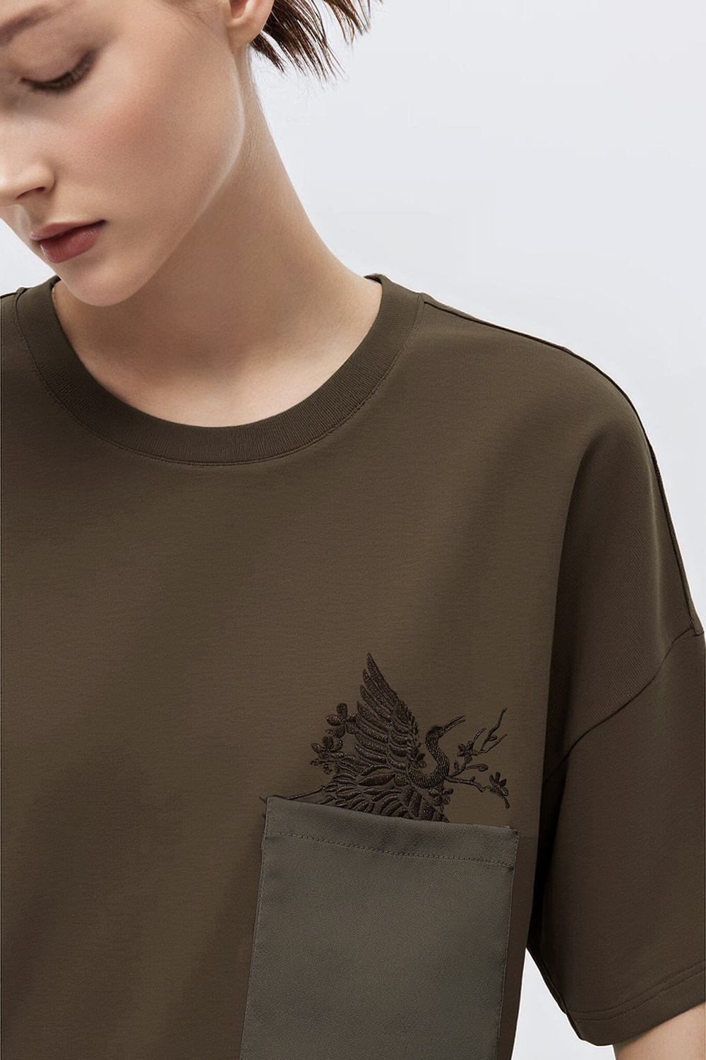 Satin Patch Pocket Embroidered T-Shirt|AMII