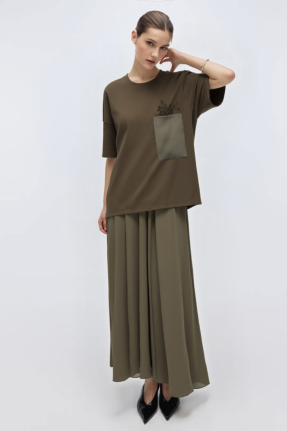 Satin Patch Pocket Embroidered T-Shirt|AMII