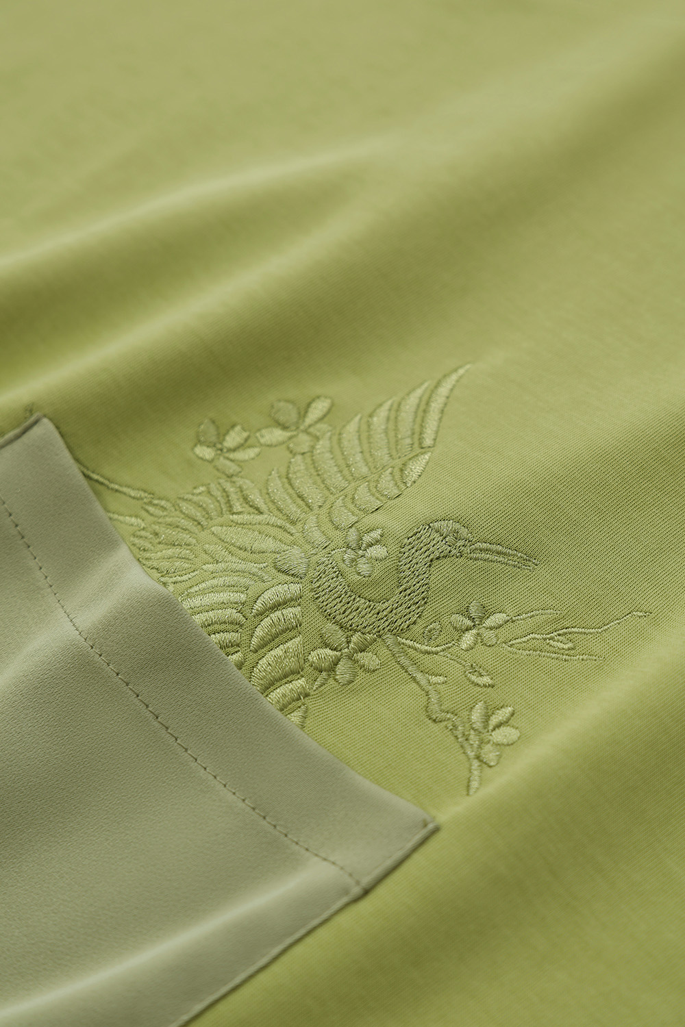 Satin Patch Pocket Embroidered T-Shirt|AMII