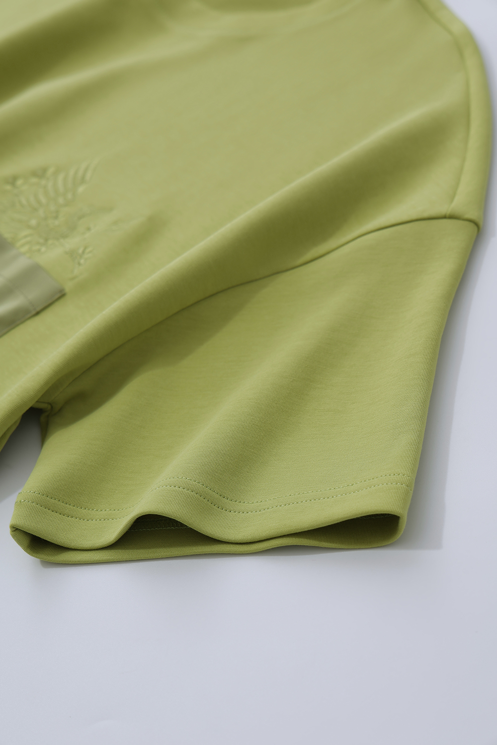 Satin Patch Pocket Embroidered T-Shirt|AMII