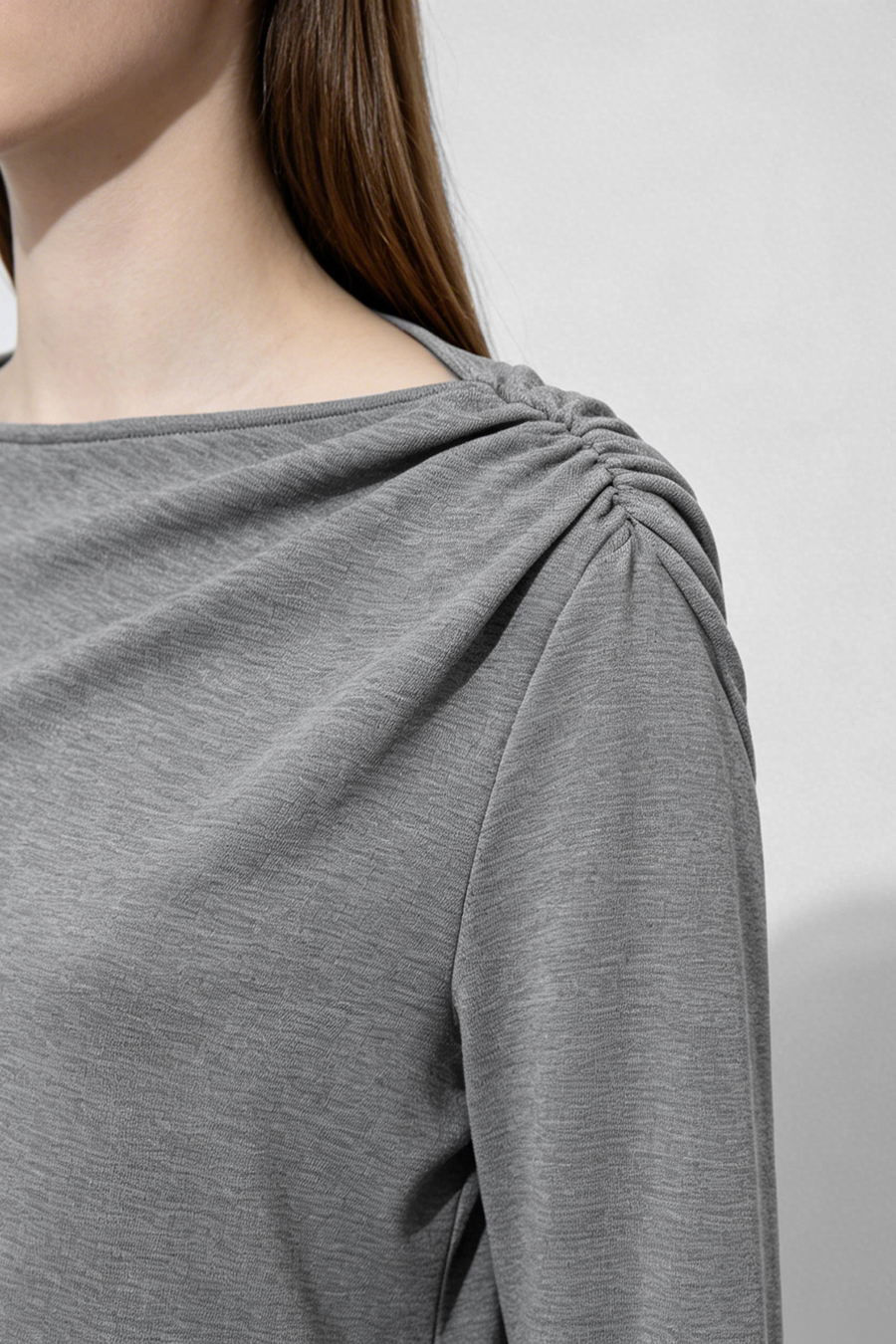 Off-Shoulder Ruched Tee | AMII