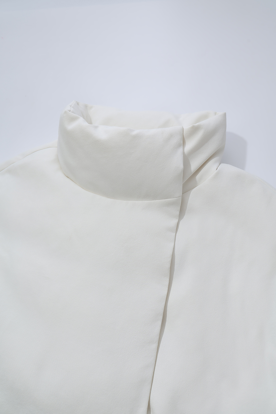 Belted Down Jacket with Buckle Closure|AMII