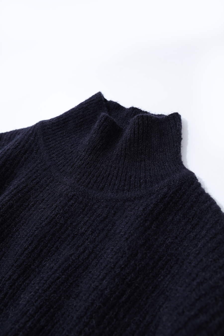 Turtleneck Asymmetric Color-Block Drop-Shoulder Sweater|AMII