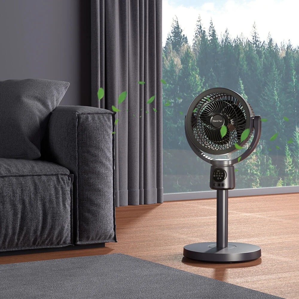 Luftzirkulations-Ventilator im Wohnzimmer mit Blick auf Wald