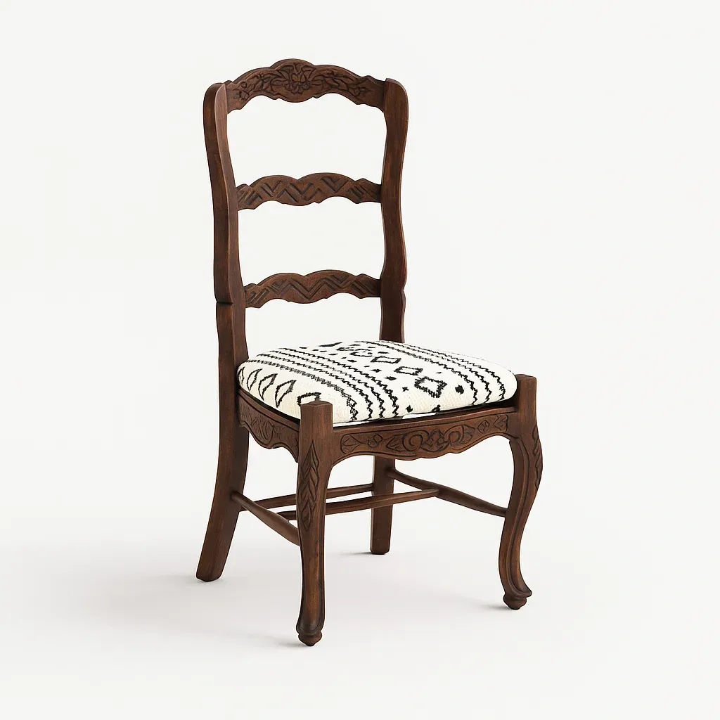 Sedia laterale in legno intagliato con seduta in tessuto bianco e nero