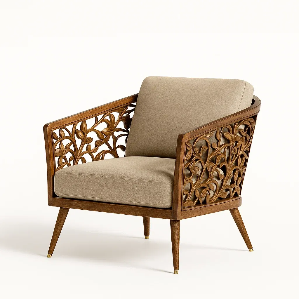 Sedia con braccioli in legno intagliato e tessuto beige