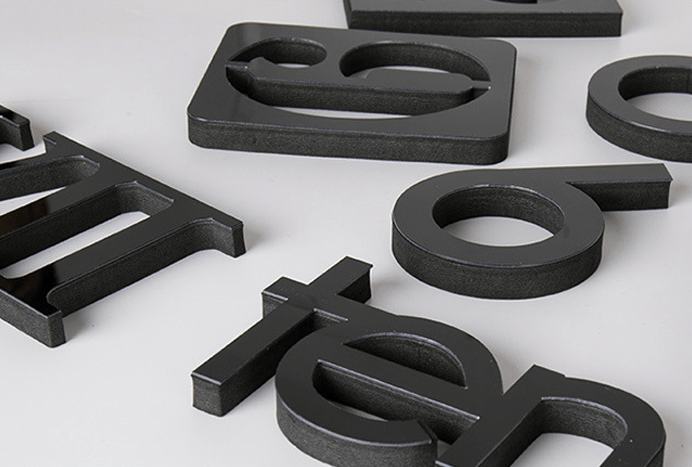 Laserowo grawerowane cyfry 3D &ndash; wykwintna tekstura zegara