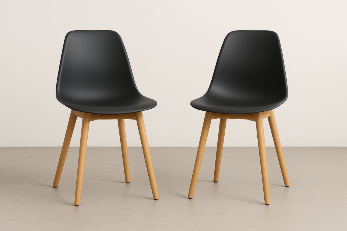 Chaises en plastique noir avec pieds en bois, ensemble de 2