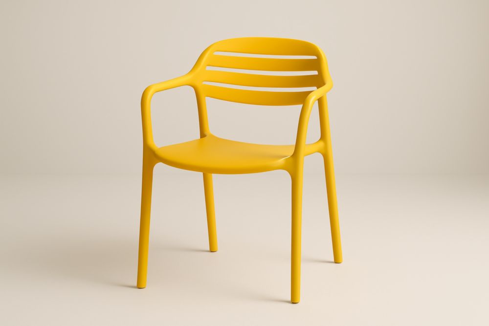 Sedia da pranzo in plastica gialla con braccioli in polipropilene