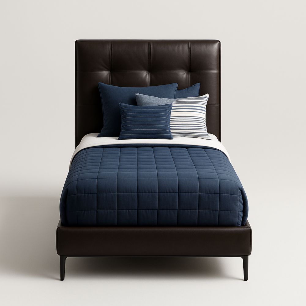 Letto singolo in pelle marrone con cuscini blu