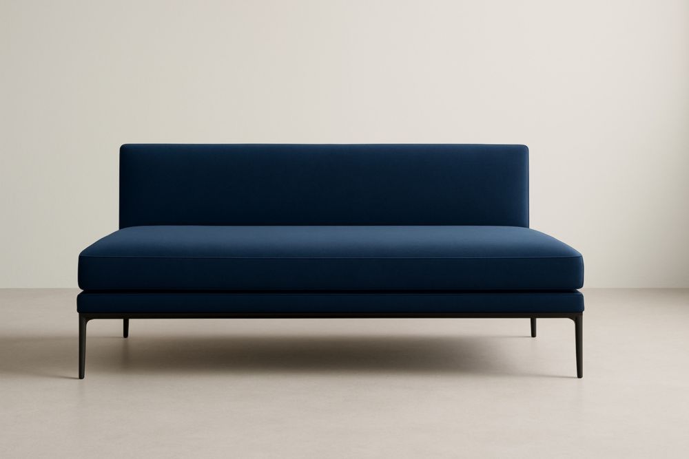 Divano in tessuto blu con struttura in metallo