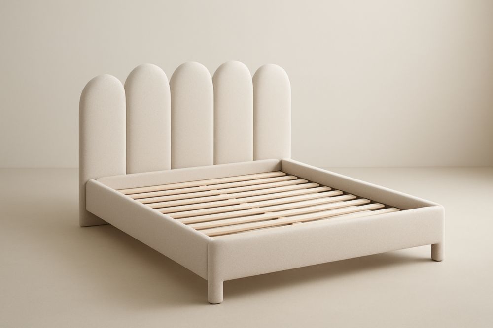 Letto matrimoniale imbottito con testiera ondulata in legno e tessuto beige