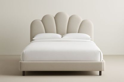 Letto in tessuto con testiera a conchiglia Beige 200 x 160 x 120 cm