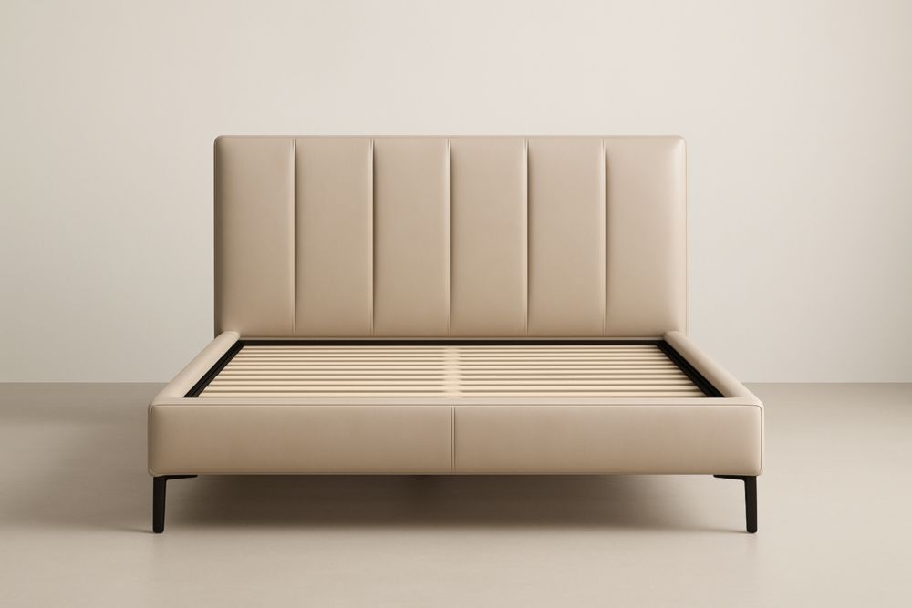 Letto matrimoniale in pelle sintetica beige con gambe in metallo