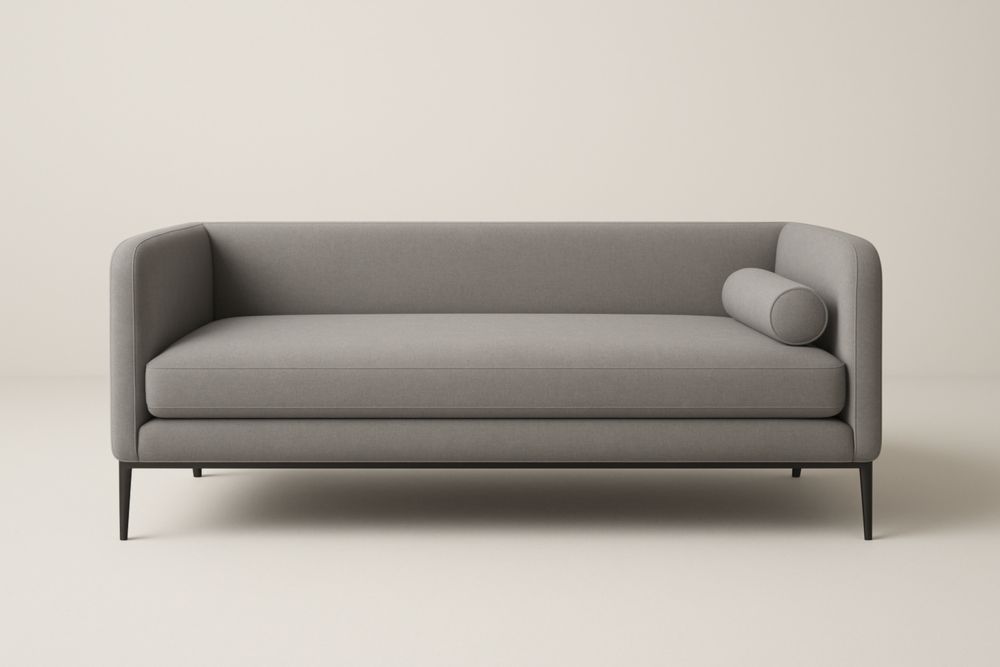 Divano due posti in legno e tessuto grigio.