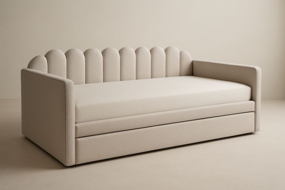 Divano letto estraibile in tessuto poliestere beige con schienale ondulato.
