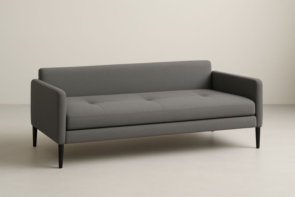 Divano due posti in tessuto grigio con gambe in legno.