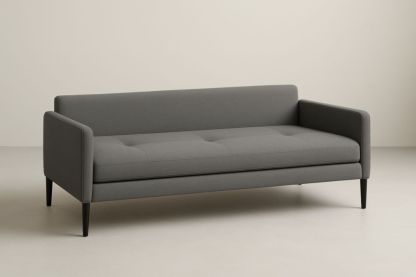 Divano due posti in tessuto grigio con gambe in legno.