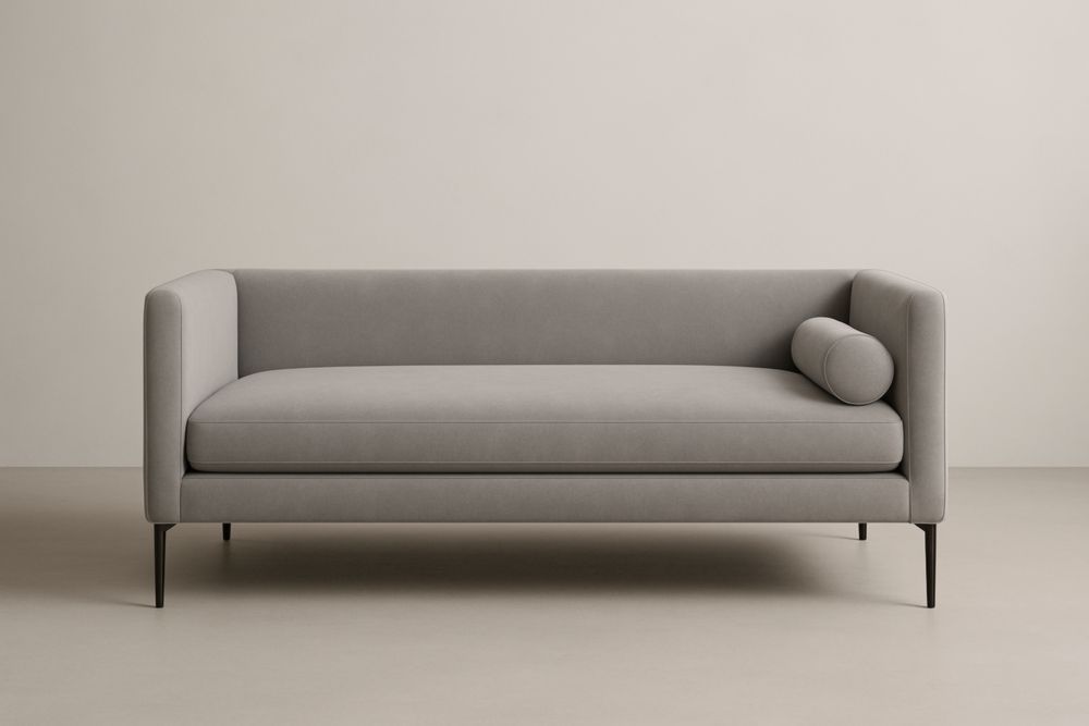 Divano due posti in tessuto grigio con struttura in metallo.