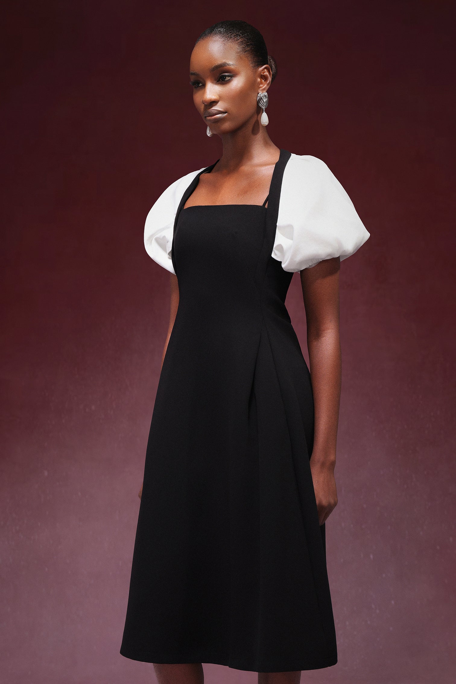 Yannei Short Sleeves Square-cut collar Midi Dress