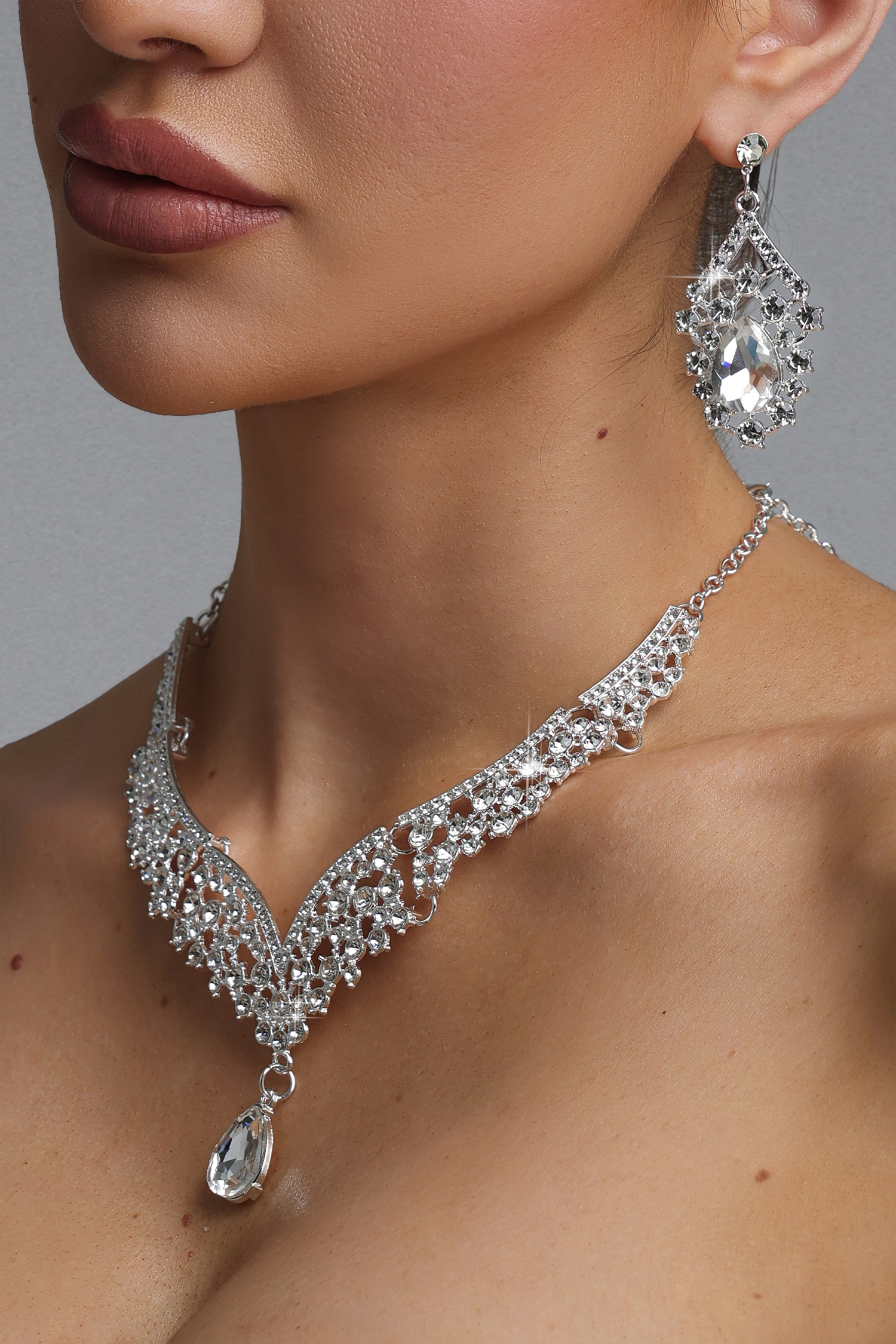 Vosa  Vintage Royal Teardrop Diamond V Neck Necklace Two Piece Set
