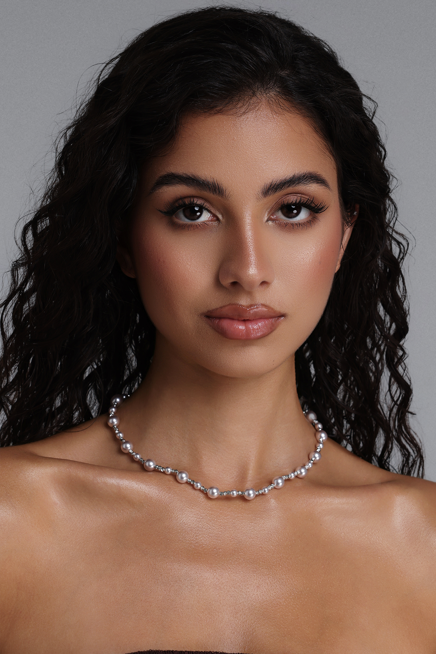 Shaylah Tone Gradient Pearl Clavicle Necklace