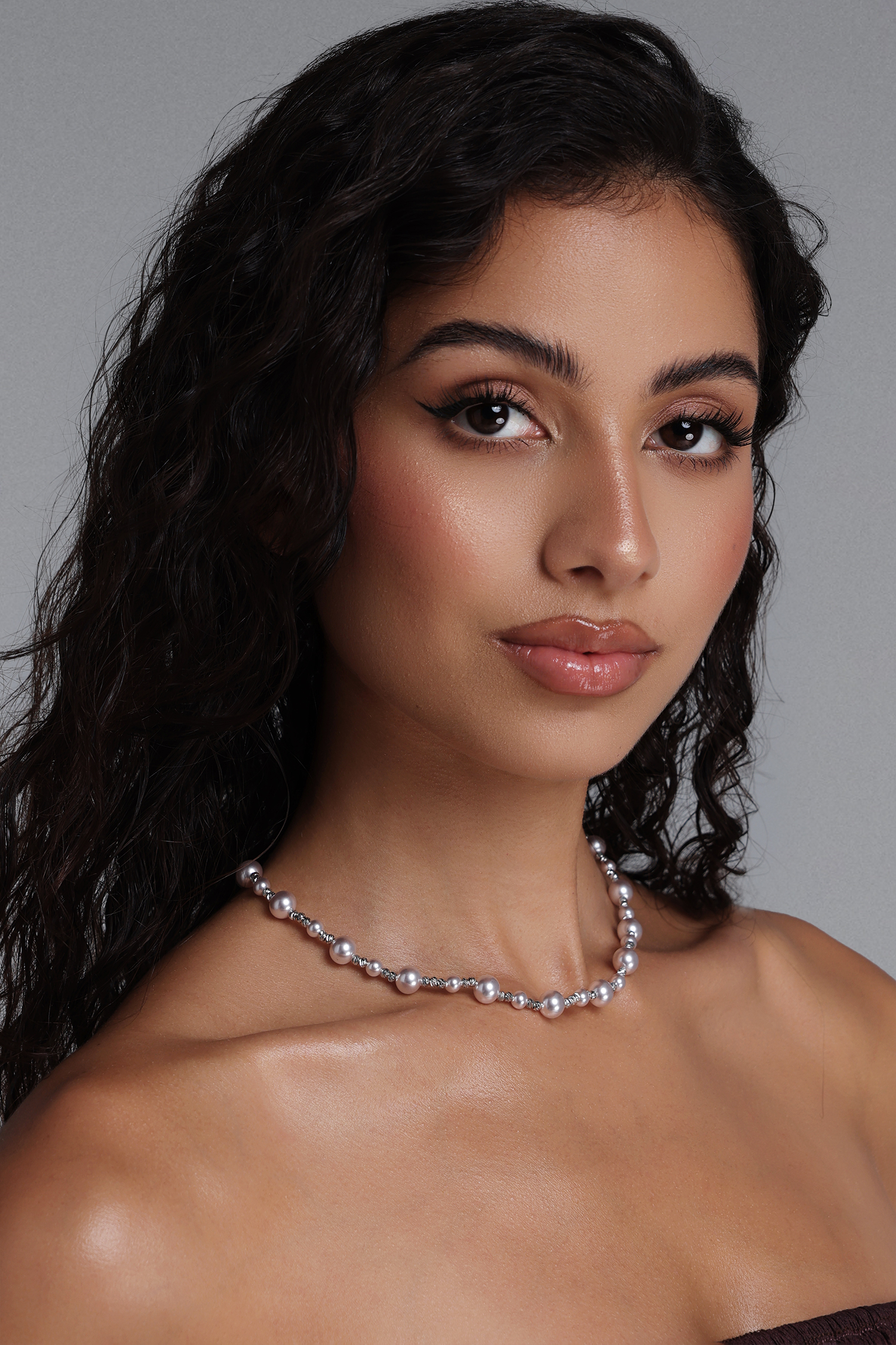 Shaylah Tone Gradient Pearl Clavicle Necklace