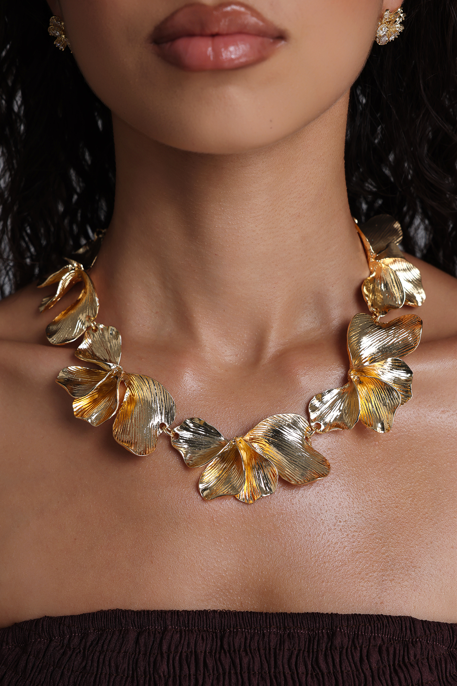 Janka Silver Textured Petal Linked Gold Necklace