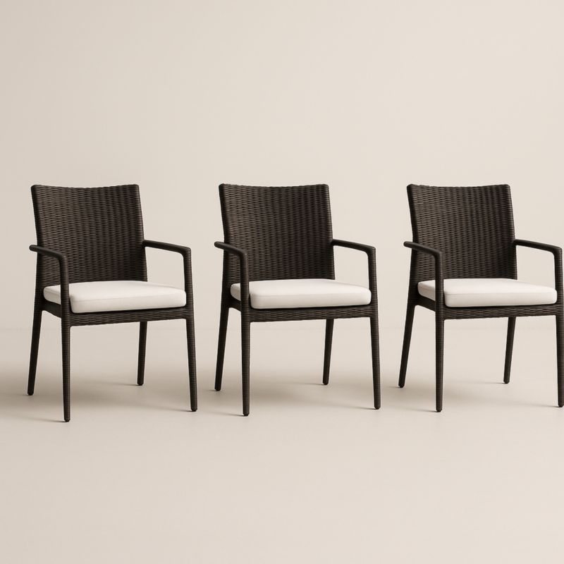 Chaises d'extérieur en résine tressée avec coussins blancs