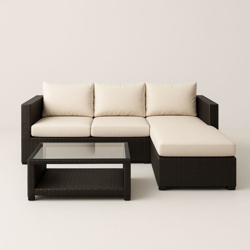 Ensemble en résine tressée marron avec coussins en polyester beige et table basse en verre trempé