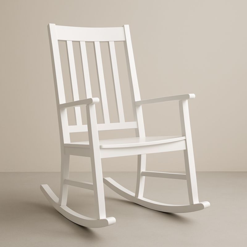 Chaise berçante en bois blanc