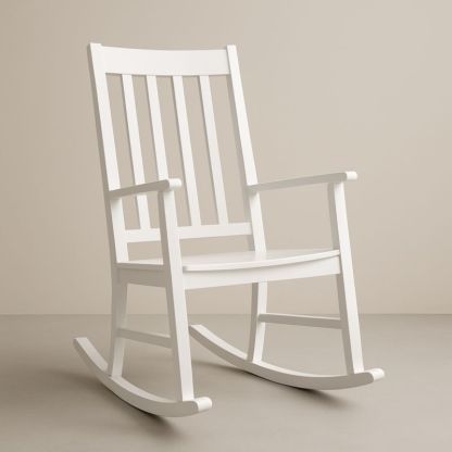 Chaise berçante en bois blanc
