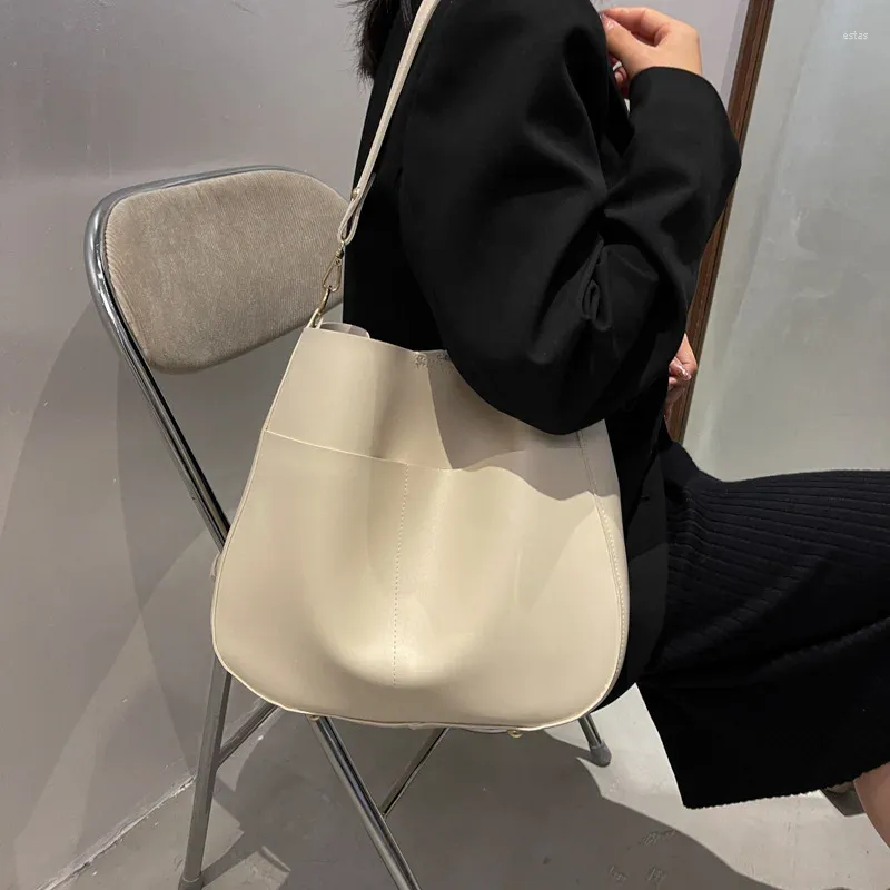 Fashionable women's shoulder bag