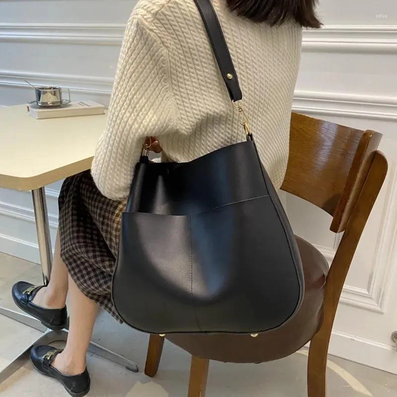 Fashionable women's shoulder bag