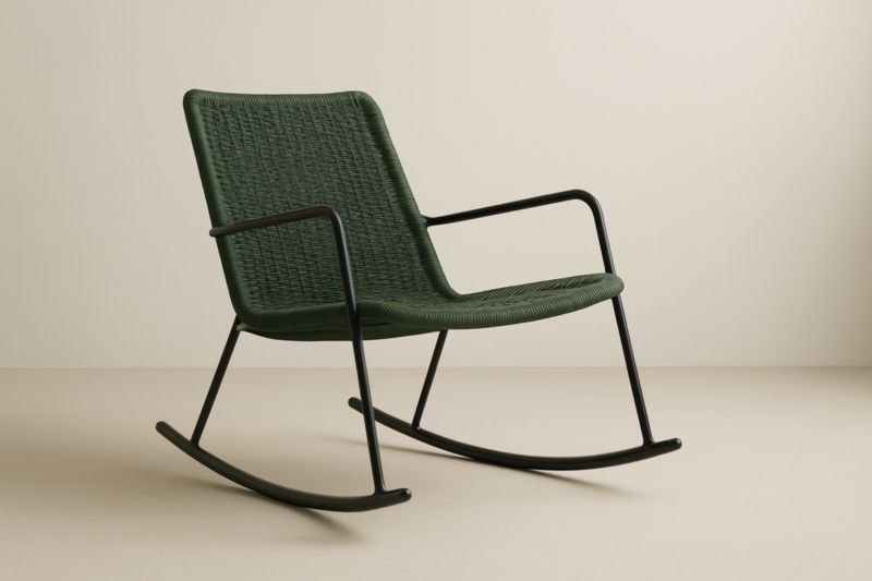 Chaise à bascule en métal et résine verte