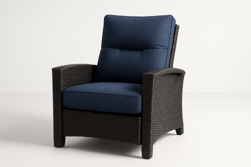 Fauteuil en résine tressée noire avec coussin bleu
