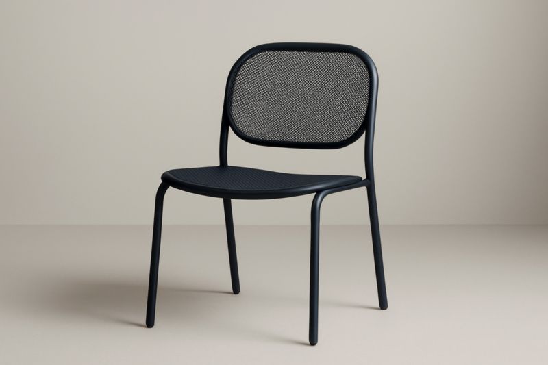 Chaise extérieure en métal avec dossier en maille noir