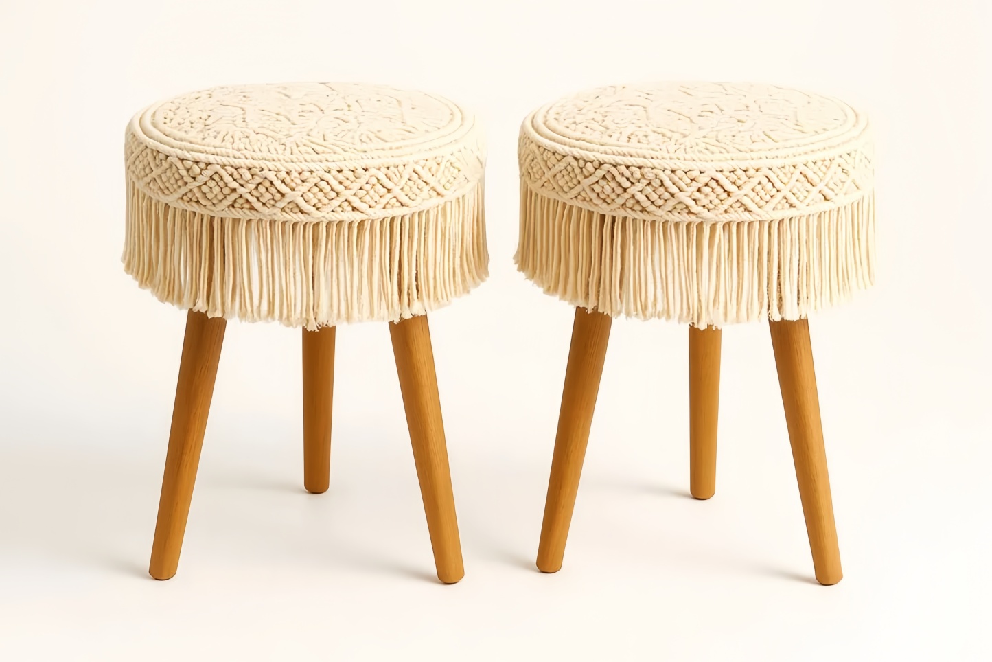 Lot de 2 tabourets en bois massif de chêne avec assise en coton macramé beige