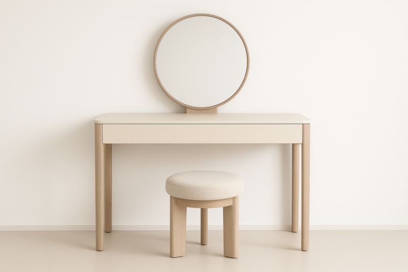 Toletta in legno con specchio rotondo e sgabello in tessuto beige-Xenorital