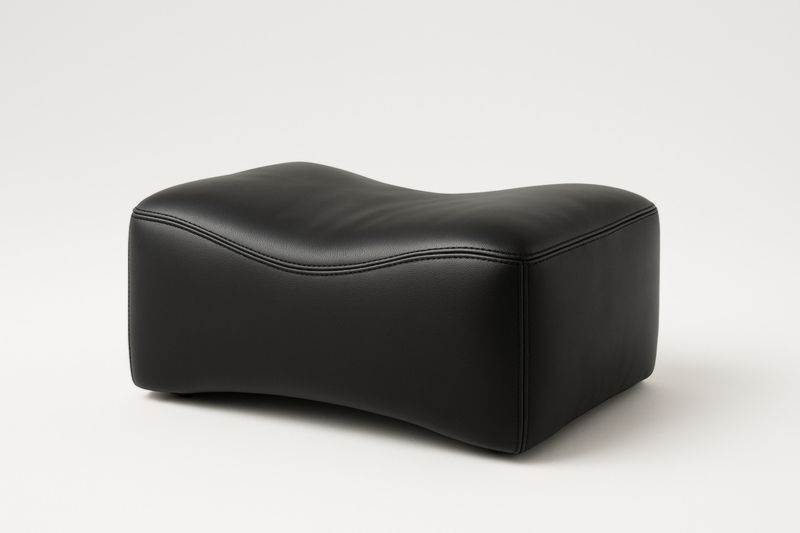 Poggiapiedi in pelle sintetica nera ondulata 56x35x25 cm-Xenorital