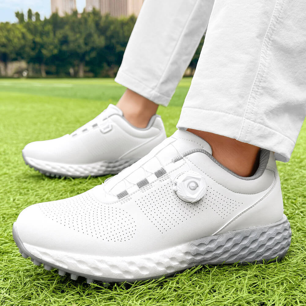 man wearing golf shoes on the grass gray outsole