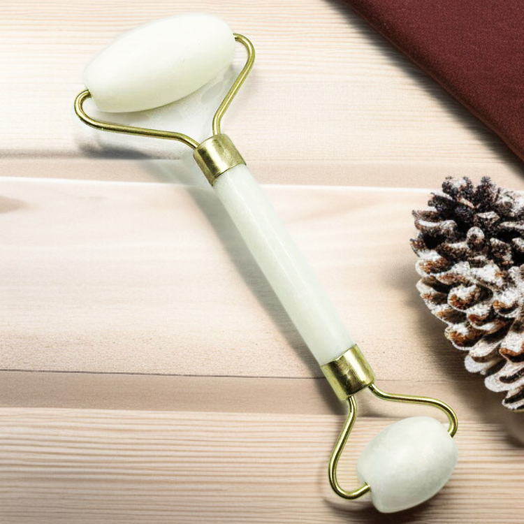 Wellness Zubehör: Mini Jade Rollen Massager im Einsatz