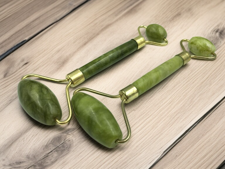 Hautpflegemassage mit multifunktionalem Jade Roller