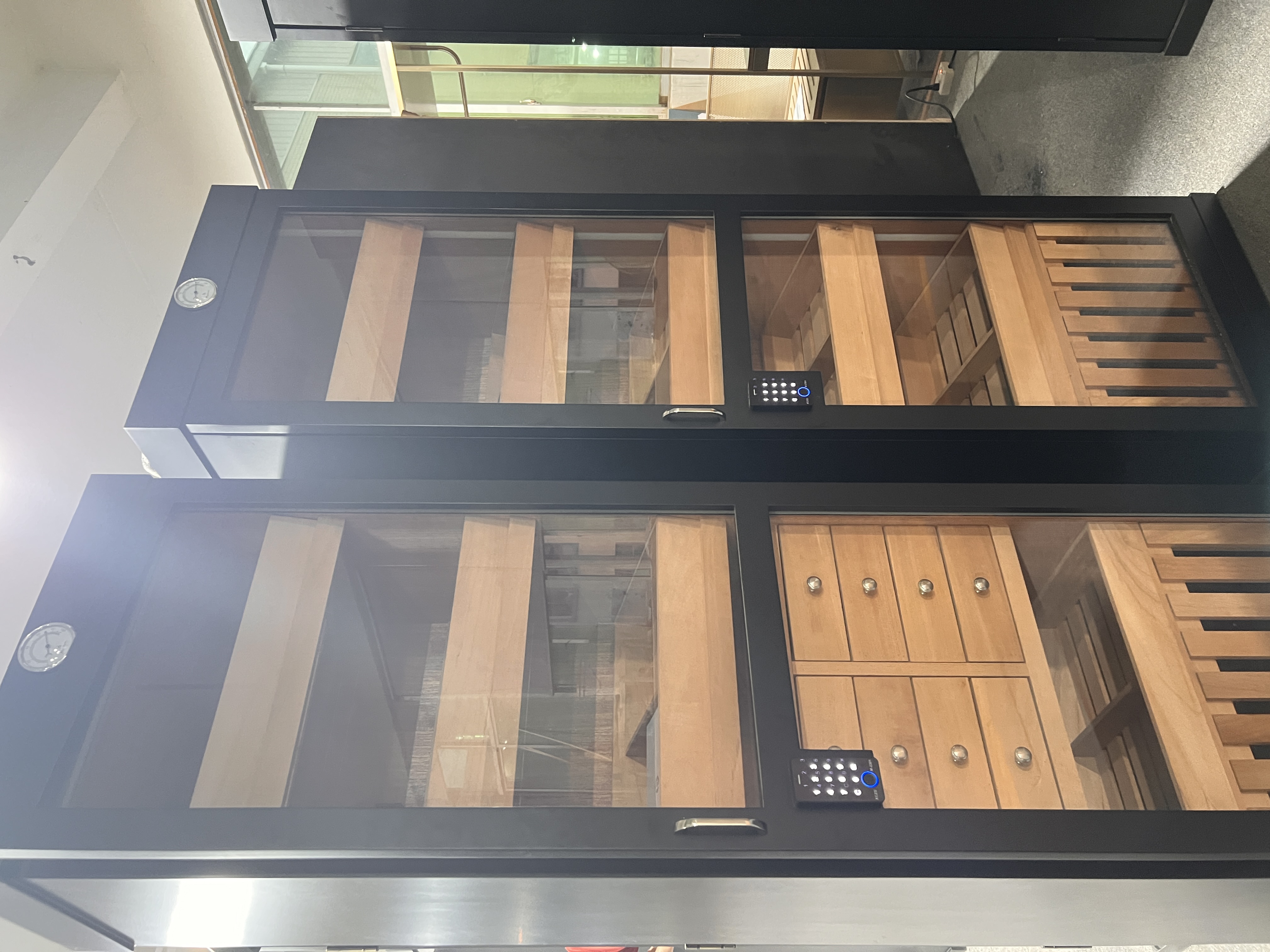 Single Door Fingerprint Cigar Humidor Cabinet