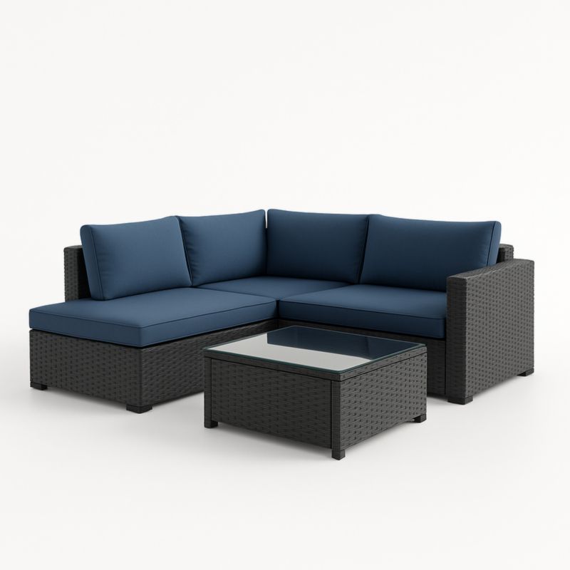 Divano Angolare in Rattan con Cuscini Blu e Tavolino in Vetro