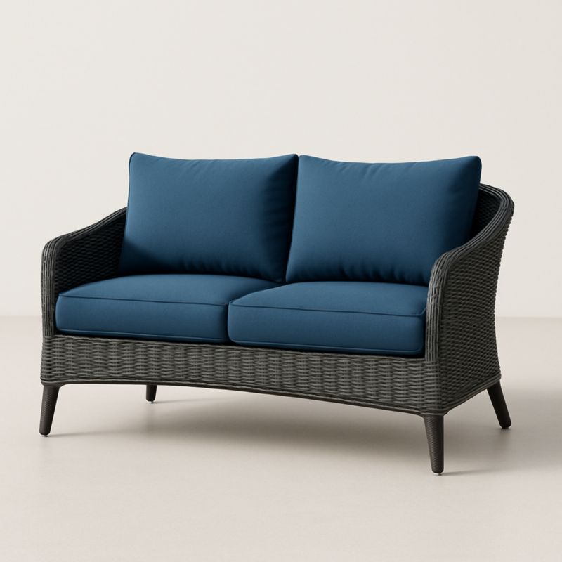 Divano due posti in rattan con cuscini blu